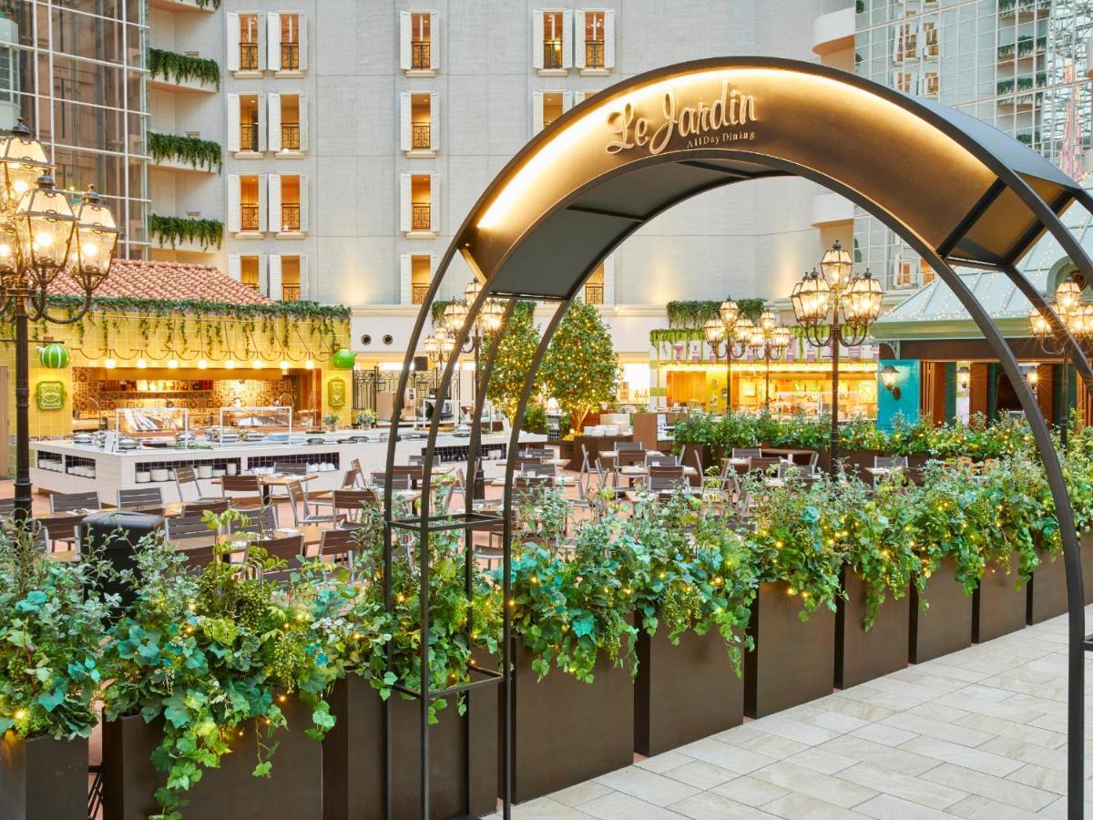Grand Nikko Tokyo Bay Maihama Hotel Urajaszu Kültér fotó The photo shows an outdoor dining area of a restaurant named "Le Jardin." It features an archway adorned with greenery and decorative lighting. The space is filled with tables and chairs arranged neatly, surrounded by plants that create a lush enviro