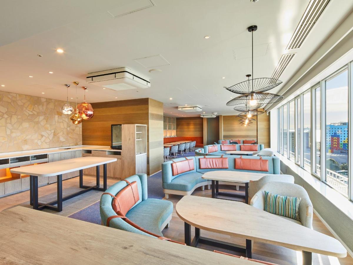 Grand Nikko Tokyo Bay Maihama Hotel Urajaszu Kültér fotó The photo shows a modern and stylish lounge or café area with large windows allowing natural light to fill the space. The interior features comfortable seating arrangements with sofas and tables, predominantly in soft colors, including shades of blue