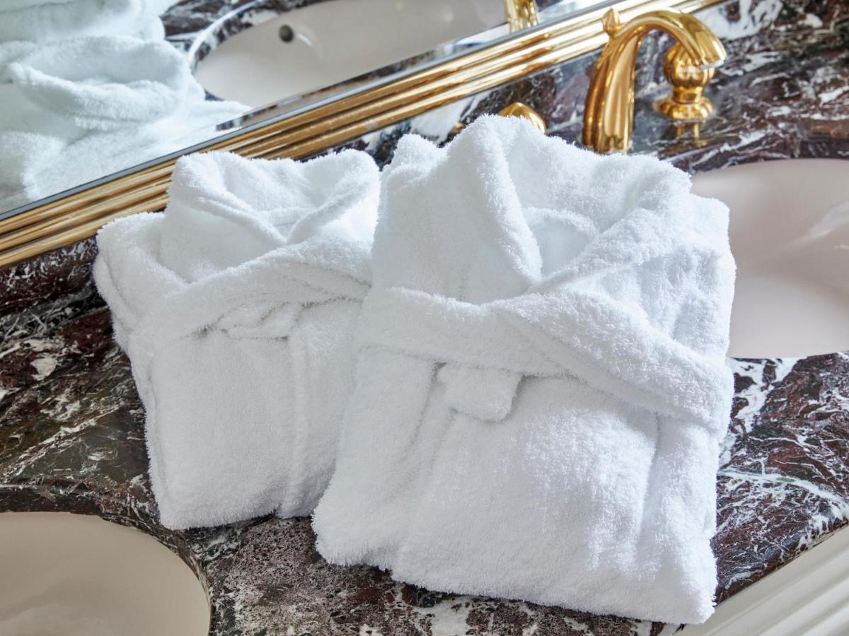 Grand Nikko Tokyo Bay Maihama Hotel Urajaszu Kültér fotó The photo shows two white bathrobes neatly folded and placed on a marble surface, likely in a luxurious bathroom setting. The bathrobes have a simple, classic design with belts tied around them. In the background, there appears to be a decorative mir